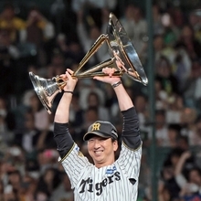 トロフィーを高々と掲げる阪神の藤川球児監督＝６日夜、西宮市の甲子園球場（撮影・鈴木雅之）