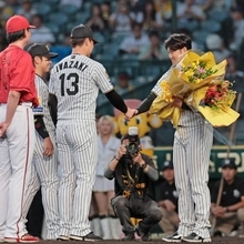 阪神-広島　岩崎優らから花束を受け取る岩貞祐太＝甲子園球場（撮影・鈴木雅之）