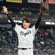 引退セレモニーの後、両手を挙げてファンの声援に応える阪神の岩貞祐太＝甲子園球場（撮影・吉田敦史）