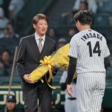 阪神-広島　阪神ＯＢの能見篤史氏から花束を受け取る岩貞祐太＝甲子園球場（撮影・鈴木雅之）
