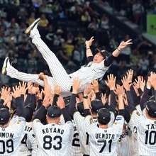 阪神ナインに胴上げされる藤川球児監督＝６日夜、西宮市の甲子園球場（撮影・吉田敦史）