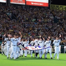 阪神-広島　リーグ優勝のペナントを手にグラウンドを一周する阪神ナイン＝甲子園球場（撮影・鈴木雅之）