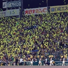 ７回、ジェット風船と飛ばすタイガースファン＝甲子園球場（撮影・鈴木雅之）