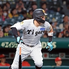 阪神-広島　１回裏阪神２死二塁、先制適時打を放つ佐藤輝明＝甲子園球場（撮影・吉田敦史）
