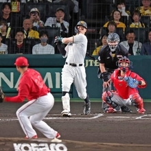 阪神-広島　阪神１回表２死二塁、佐藤の適時打で先制する＝甲子園球場（撮影・笠原次郎）