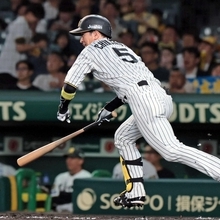 阪神-広島　２回裏阪神２死二、三塁、タイムリー内野安打を放つ近本光司＝甲子園球場（撮影・鈴木雅之）