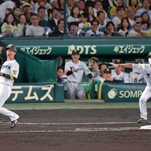 阪神-広島　阪神２回裏２死二、三塁、近本（左）の内野安打で２-０とする＝甲子園球場（撮影・笠原次郎）