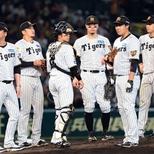 阪神-広島　７回、広島の末包を三振に仕留め、阪神ナインや藤川球児監督（左端）からねぎらわれる岩貞祐太（左から２人目）＝甲子園球場（撮影・吉田敦史）