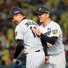 阪神-広島　７回、広島の攻撃を２人で抑え、笑顔の岩崎優（左）と岩貞祐太＝甲子園球場（撮影・吉田敦史）