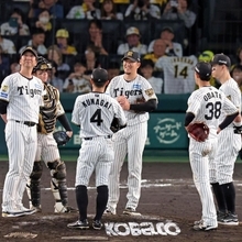 阪神-広島　阪神７回表、広島の末包を三振に仕留めて降板する岩貞（右から３人目）＝甲子園球場（撮影・笠原次郎）