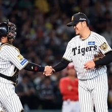 阪神-広島　７回、広島の末包を三振に仕留め、梅野隆太郎（左）と握手を交わす阪神の岩貞祐太＝甲子園球場（撮影・吉田敦史）