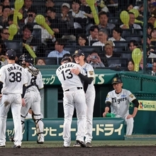 阪神-広島　阪神７回表、継投して無失点に抑えた岩崎（１３）と抱き合う岩貞＝甲子園球場（撮影・笠原次郎）