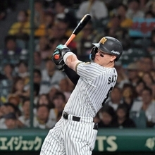 阪神-広島　１回裏阪神２死二塁、先制タイムリーを放つ佐藤輝＝甲子園球場（撮影・鈴木雅之）