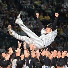 胴上げされる阪神の岩貞祐太＝甲子園球場（撮影・吉田敦史）