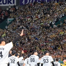 ペナントを手に場内一周する阪神ナインに拍手と歓声を届けるファンら＝甲子園球場（撮影・吉田敦史）