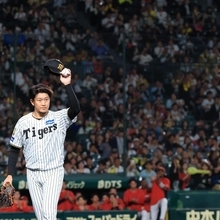阪神-広島　７回、末包を三振に仕留めて降板する阪神の岩貞祐太＝甲子園球場（撮影・吉田敦史）