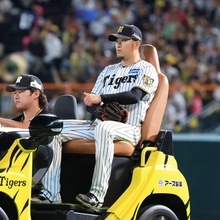 阪神-広島　７回、リリーフカーで登場する阪神の岩貞祐太（右）＝甲子園球場（撮影・吉田敦史）
