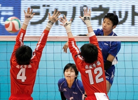バレーボールの全日本高校選手権で打点の高いスパイクを武器に金蘭会を優勝に導いた宮部藍梨（右）＝２０１５年１月、東京体育館