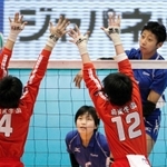 バレーボールの全日本高校選手権で打点の高いスパイクを武器に金蘭会を優勝に導いた宮部藍梨（右）＝２０１５年１月、東京体育館