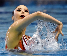 日本選手権のソロ・フリールーティン決勝で演技する乾友紀子＝５月４日、東京辰巳国際水泳場