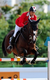 仁川アジア大会の馬術障害飛越個人決勝ラウンドで、力強い走行を見せる杉谷泰造とアヴェンツィオ＝２０１４年９月３０日、韓国・仁川