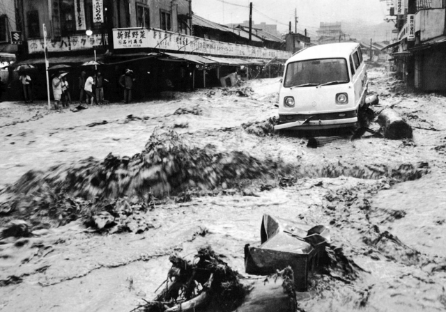 豪雨で道路が川のようになった神戸市生田区（現中央区）の宇治川商店街＝１９６７年７月