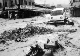 豪雨で道路が川のようになった神戸市生田区（現中央区）の宇治川商店街＝１９６７年７月