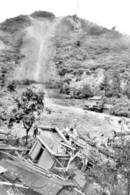 神戸市葺合区（現中央区）市ケ原の土砂崩れ現場。２１人が生き埋めになった＝１９６７年７月