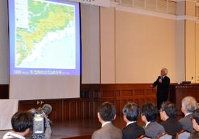 六甲山系の災害と治山の歴史について講演する神戸大学の沖村孝名誉教授＝県公館