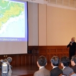 六甲山系の災害と治山の歴史について講演する神戸大学の沖村孝名誉教授＝県公館
