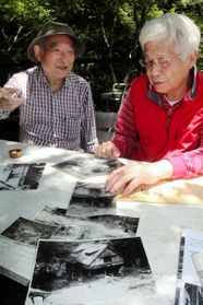再度谷川沿いの燈籠茶屋で、前中義雄さん（右）から話を聞く奈良大名誉教授の池田碩さん＝神戸市中央区