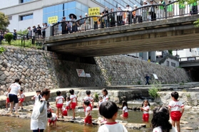 水難事故後、都賀川で実施されている幼稚園児らの避難訓練＝６月２３日、神戸市灘区岸地通１