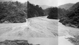 昭和４２年７月豪雨で五助堰堤に土砂が流入した当時の写真（３枚をつなぎ合わせ）。現在は木々が生い茂り、ハイキングコースに＝神戸市内（池田碩さん提供）