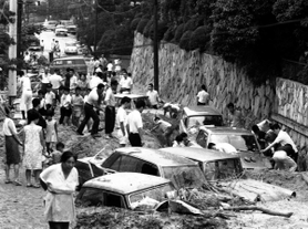 土砂に埋まった車を掘り出す住民ら＝１９６７年７月１０日、神戸市灘区篠原中町