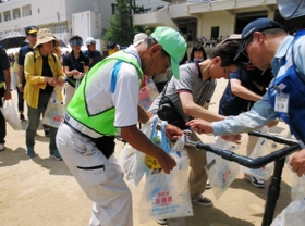 貯水槽からの水を丈夫な袋に入れる応急給水訓練＝芦屋市朝日ケ丘町