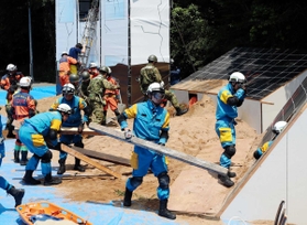 土砂に埋もれた家屋に人が閉じ込められたとの想定で行われた防災訓練＝１３日午前、神戸市須磨区、市立須磨離宮公園（撮影・吉田敦史）