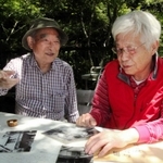 再度谷川沿いの燈籠茶屋で、前中義雄さん（右）から話を聞く奈良大名誉教授の池田碩さん＝神戸市中央区