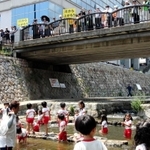 水難事故後、都賀川で実施されている幼稚園児らの避難訓練＝６月２３日、神戸市灘区岸地通１