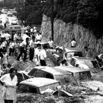 土砂に埋まった車を掘り出す住民ら＝１９６７年７月１０日、神戸市灘区篠原中町