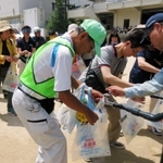 貯水槽からの水を丈夫な袋に入れる応急給水訓練＝芦屋市朝日ケ丘町