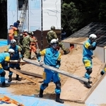 土砂に埋もれた家屋に人が閉じ込められたとの想定で行われた防災訓練＝１３日午前、神戸市須磨区、市立須磨離宮公園（撮影・吉田敦史）