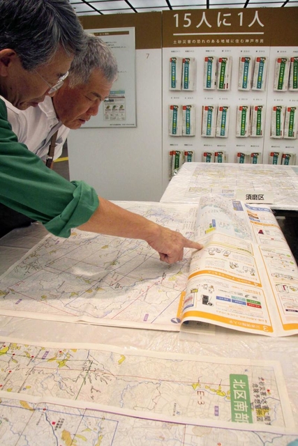 防災士と一緒に地図を見て、自宅周辺の危険箇所や避難経路などを確認できる防災啓発ブース＝さんちか夢広場