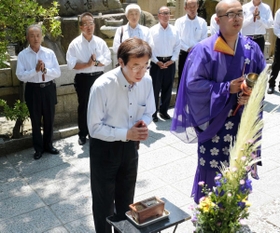 六甲山系豪雨災害で水防作業に協力し犠牲となった市民を祭る「のじぎく地蔵」を参拝する久元市長（中央）＝須磨寺