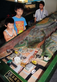 土石流の実験装置に見入る子どもたち＝人と防災未来センター