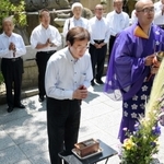 六甲山系豪雨災害で水防作業に協力し犠牲となった市民を祭る「のじぎく地蔵」を参拝する久元市長（中央）＝須磨寺