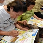 避難マップを見て自宅から緊急避難場所への道のりを確認する住民たち＝兵庫区里山町、高齢者ケアセンターひょうご