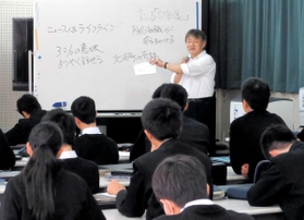 「兵庫の災事記」をテーマに行われた環境防災科の授業＝舞子高校