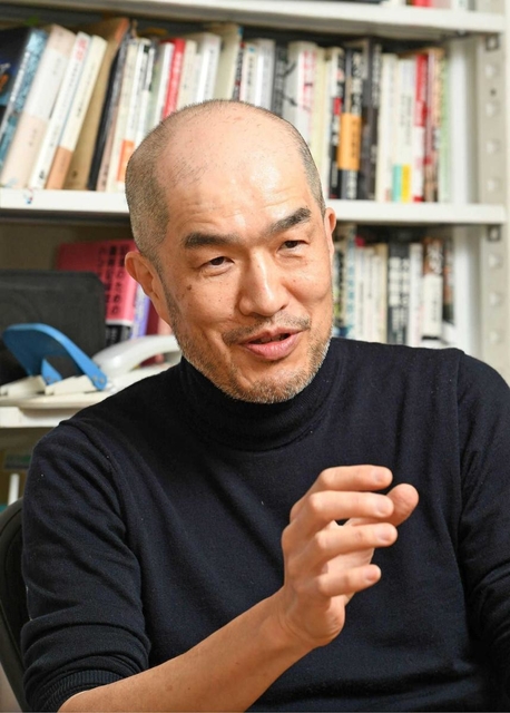 サイエンスライター添田孝史さん＝神戸市須磨区（撮影・後藤亮平）