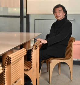災害時の建築家の役割を問う坂茂さん。事務所のいすにも紙管を使う＝東京都世田谷区