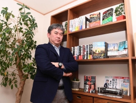 阪神・淡路大震災と東日本大震災をテーマにした３部作を発表した真山仁さん＝東京都文京区